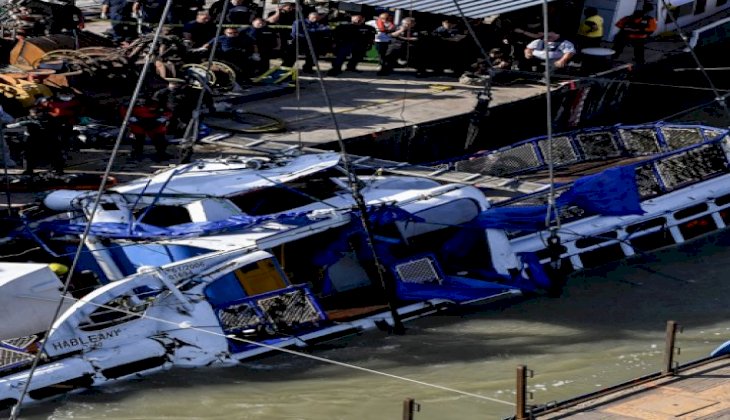 Budapeşte'de batan teknenin enkazı çıkarıldı