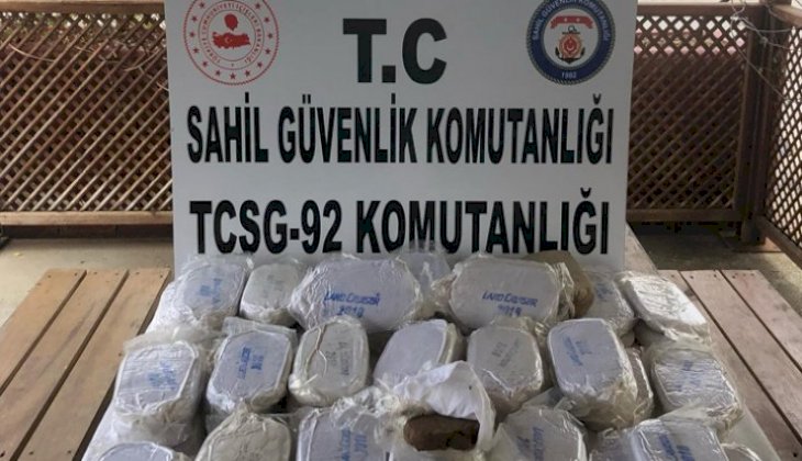 Denizde yüzen çuvaldan 14 kilo esrar çıktı