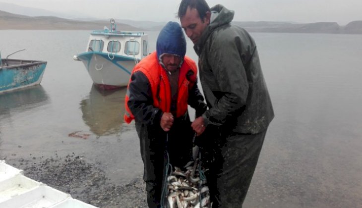 Baraj gölünde tuttuğu balıkları deniz balıkları ile takas ediyor