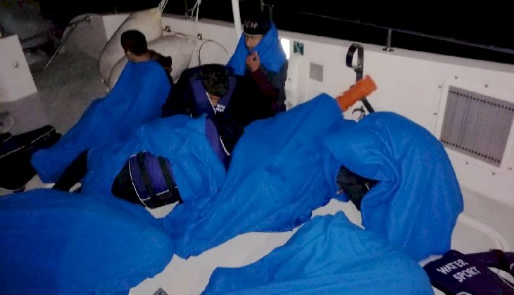 Denizin ortasında ölüme terk edilen göçmenlerin imdadına Sahil Güvenlik ekipleri yetişti