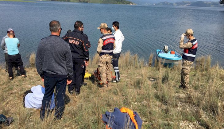 Balık tutan gençlerin bulunduğu kayığın batması sonucu 1 kişi suda kayboldu