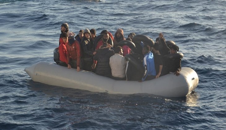 Çanakkale açıklarında 10'u çocuk 24 göçmen kurtarıldı