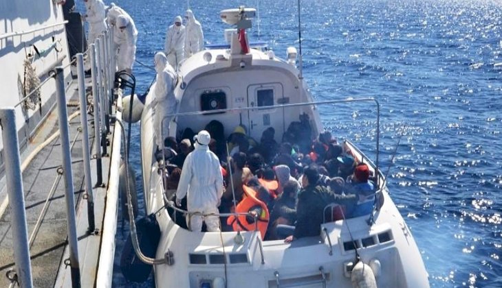 Yunanlıların ölüme terk ettiği sığınmacıların yardımına Sahil Güvenlik ekipleri yetişti