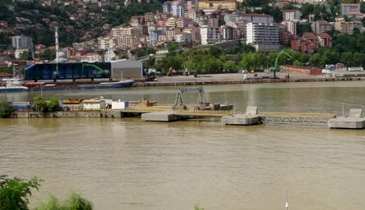 Deniz, yağmurun ardından çamur rengine boyandı