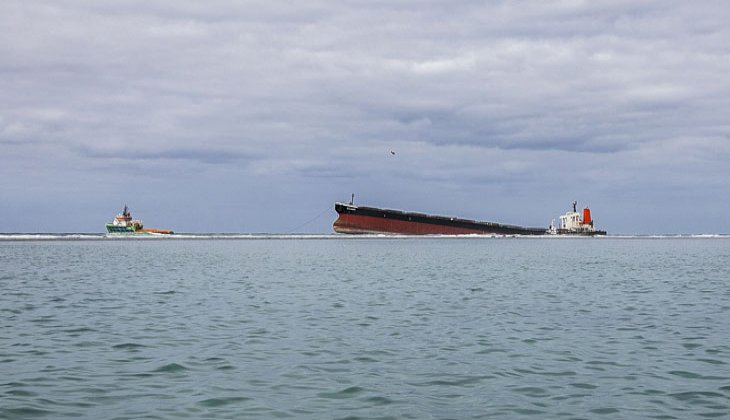 Mauritius'da halk, gemiden sızan petrolün yayılmasını engellemek için saçını bağışlıyor