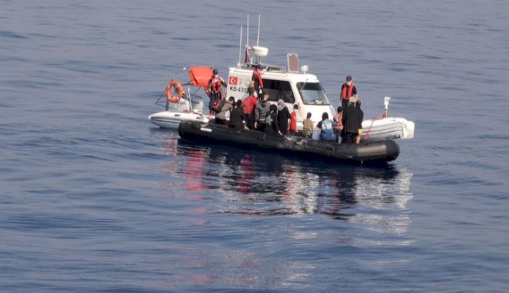 Feribot seferini durdurdu, bir saat göçmenlerin başında bekledi