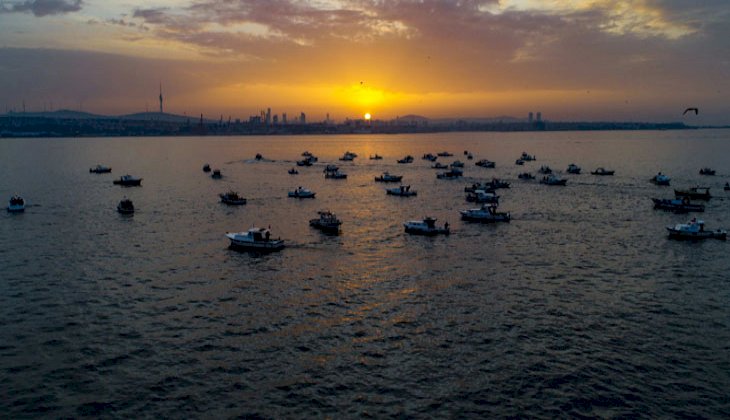 İstanbul Boğazında balıkçıların zorlu mesaisi