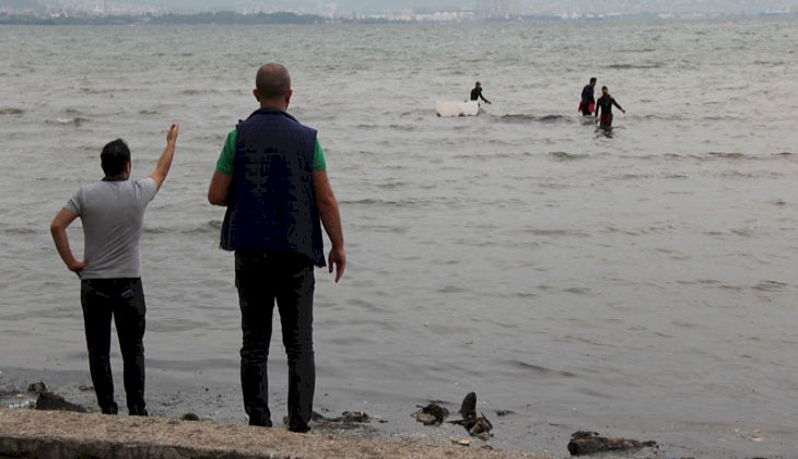 Kaçak midye avcıları polisi görünce denize kaçtı