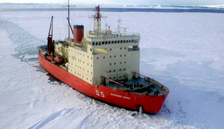 Mahsur kalan bilim insanlarını buzkıran gemisi kurtardı