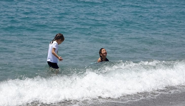 Alanya'da çocuklar 4 saatlik iznin keyfini denizde çıkardı