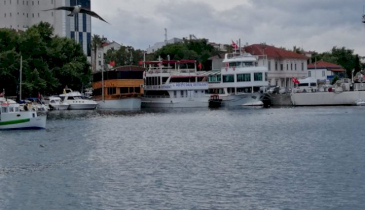 Sahilde izinsiz park eden yüzer restoranlar kaldırıldı!