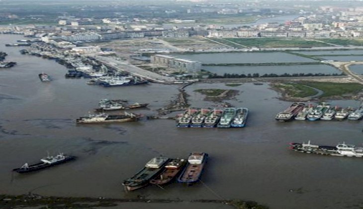 Tayfun nedeniyle binlerce gemi limanlara çekildi