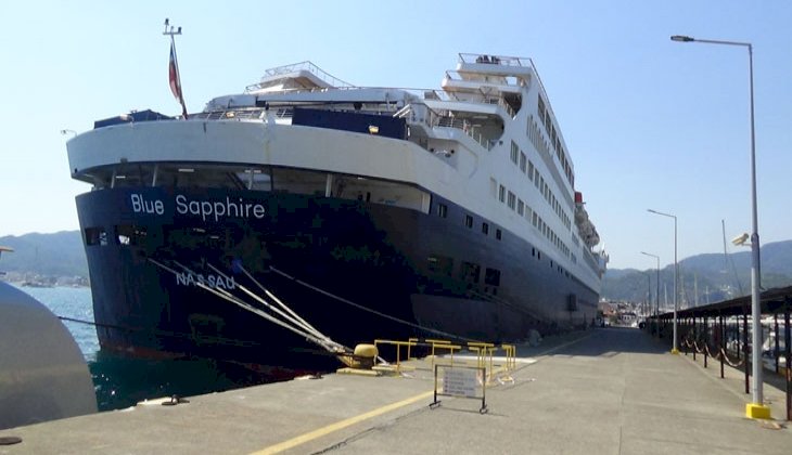 Türkiye’nin okyanus aşabilen lüks yolcu gemisi Marmaris’te demir attı