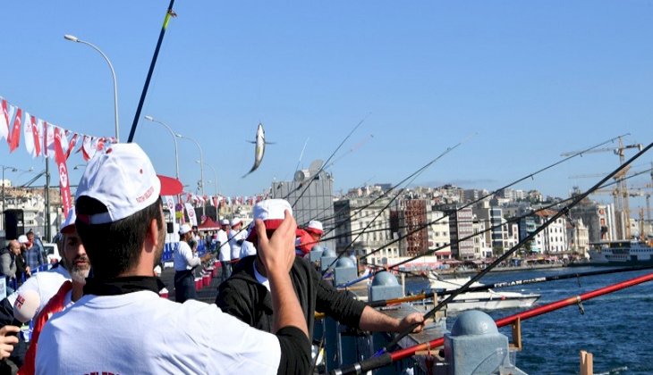 Galata Köprüsü'nde balık tutma yarışması düzenlendi