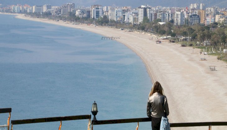 Yasaktan sonra dünyaca ünlü sahile sadece bakmakla yetiniyorlar