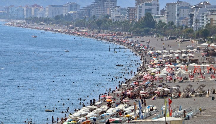 Antalya'nın dünyaca ünlü sahili ekim ayında tıklım tıklım doldu