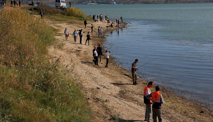 Balıkçılar en büyük turna balığı için olta attı