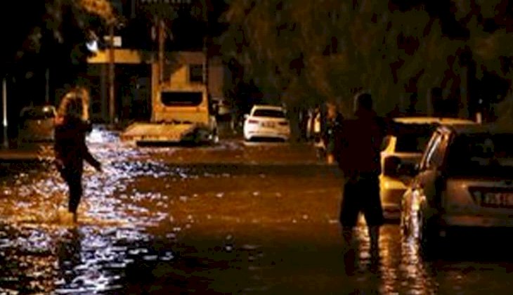 İzmir'de deniz taştı, araçlar suyun altında kaldı