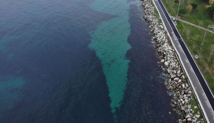 Caddebostan’da ilginç görüntü: Sahil kızıla boyandı