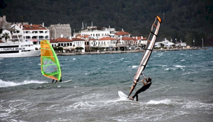 Marmaris'te rüzgar sörfü keyfi