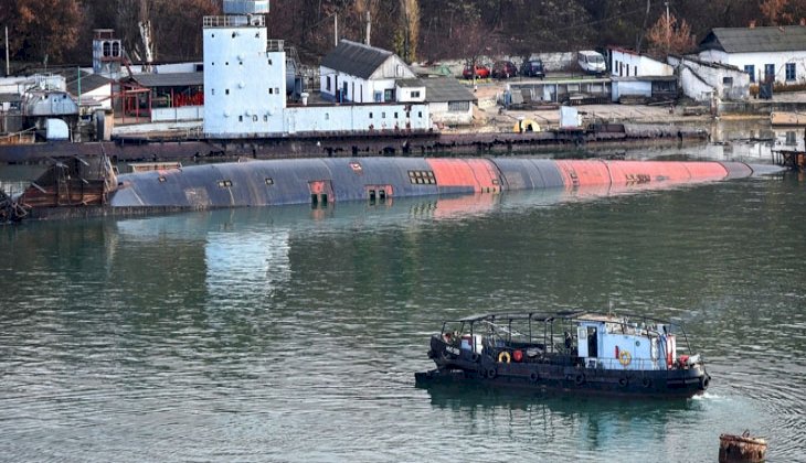 Su almaya başlayan Rus denizaltısı kontrollü batırılıyor
