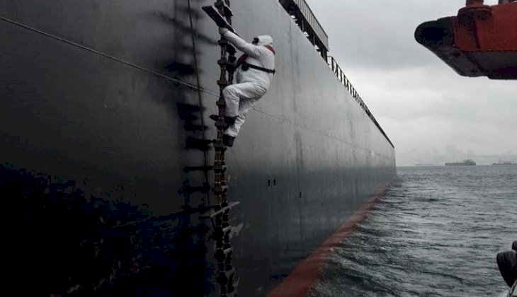 İstanbul Boğazı'ndan korona isimli gemi geçti