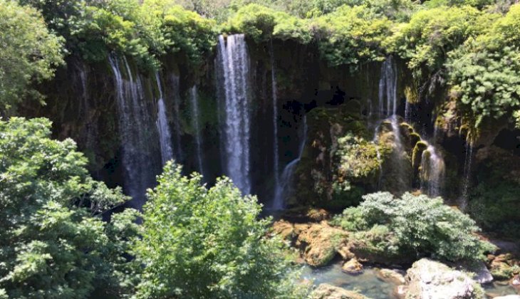 Doğa harikası şelale turist akınına uğruyor