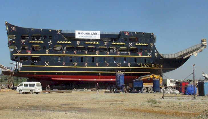 Manavgat’ta dünyanın en büyük korsan teknesi suya indirildi