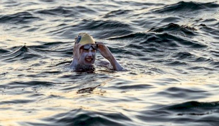 Manş Denizi'ni hiç durmadan dört kez yüzerek geçti!