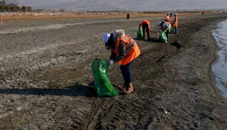 "Temiz çevre temiz kent" sloganıyla Van Gölü sahilini temizlediler