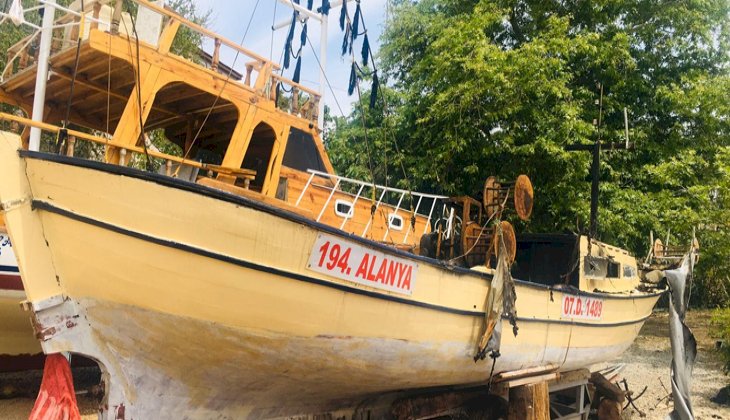 Alevlere teslim olan balıkçı teknesi kullanılmaz hale geldi