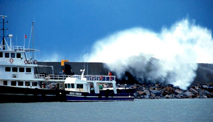 Antalya'da fırtına teknelere hasar verdi
