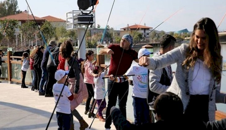 Mavide Buluşalım' etkinliğinde çocuklar balık tutmanın keyfini yaşadı