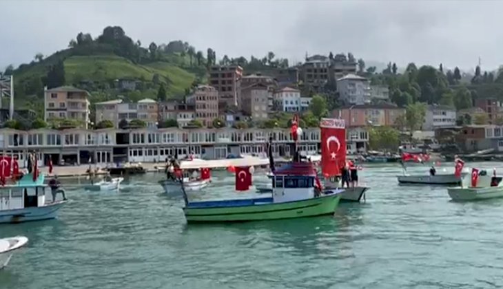 Bayraklarla süsledikleri tekneleriyle 19 Mayıs'ı kutladılar
