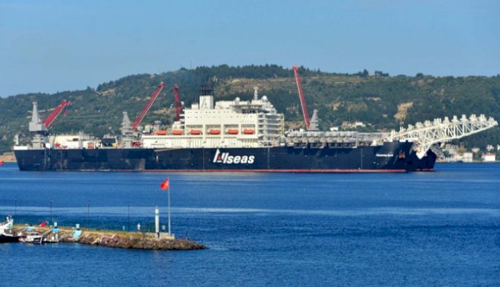 Dünyanın en büyük inşaat gemisi Çanakkale Boğazı'ndan geçiş yaptı