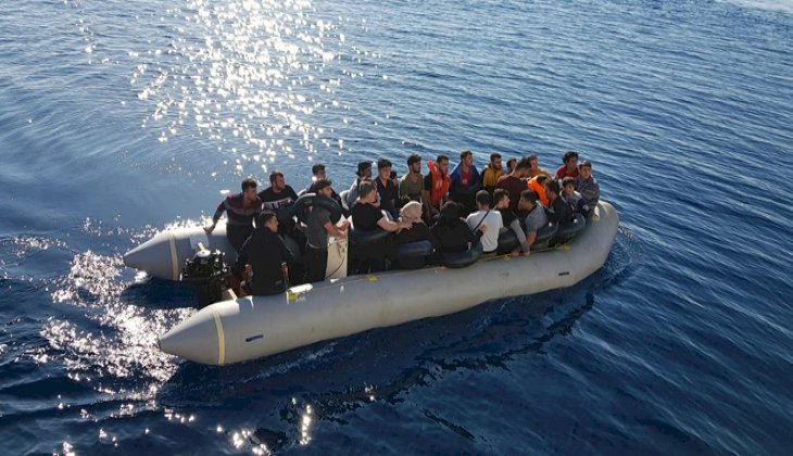 Botları batmak üzere olan göçmenler son anda kurtarıldı