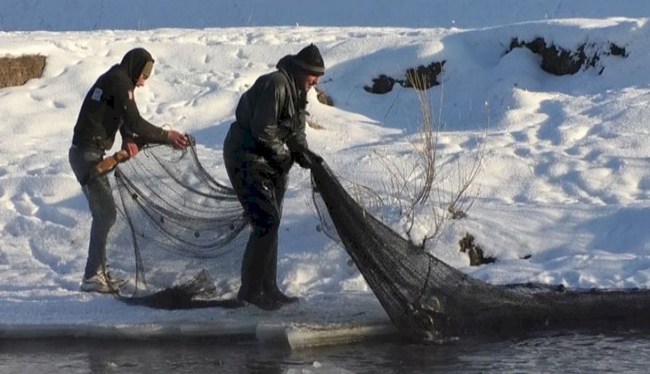 Balıkçılardan eksi 25 derecede dikkat çeken ilginç taktik!