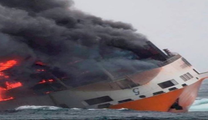 Dev kargo gemisi 2 bin araçla beraber yanarak sulara gömüldü