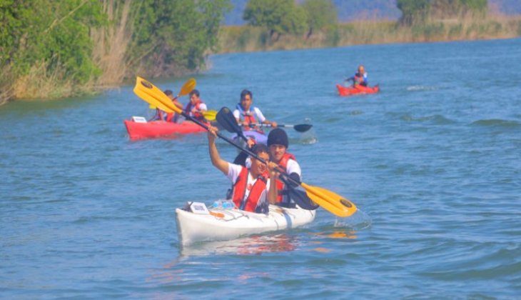 Öğrenciler caretta carettalar için kürek çekiyor