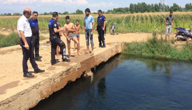 Polis sulama kanallarına giren çocukları tek tek uyardı