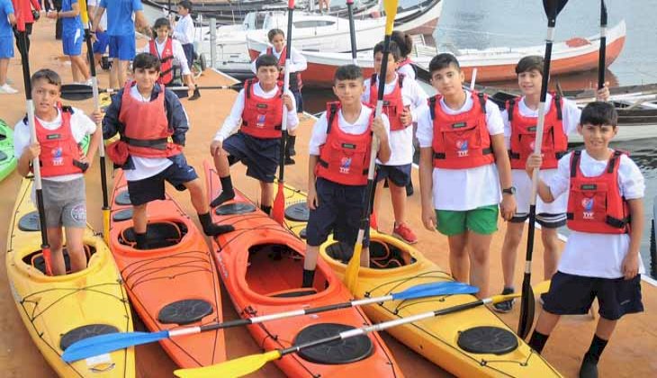 İzmir’in denize kıyısı olmayan mahallerinden gelen çocuklar denizle buluştu