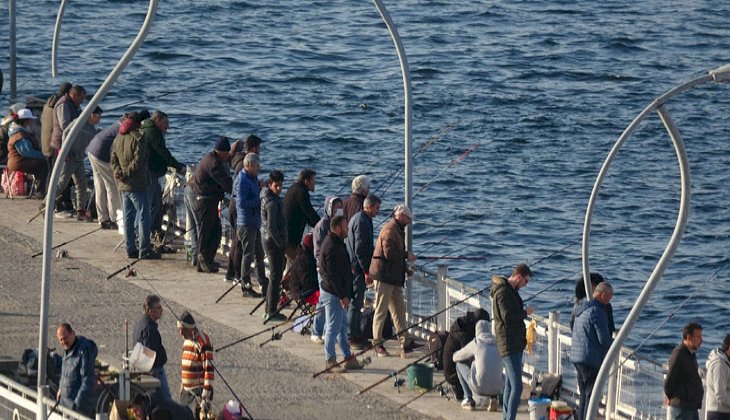 ‘Evde kal’ çağrısına aldırış etmeden balık tuttular