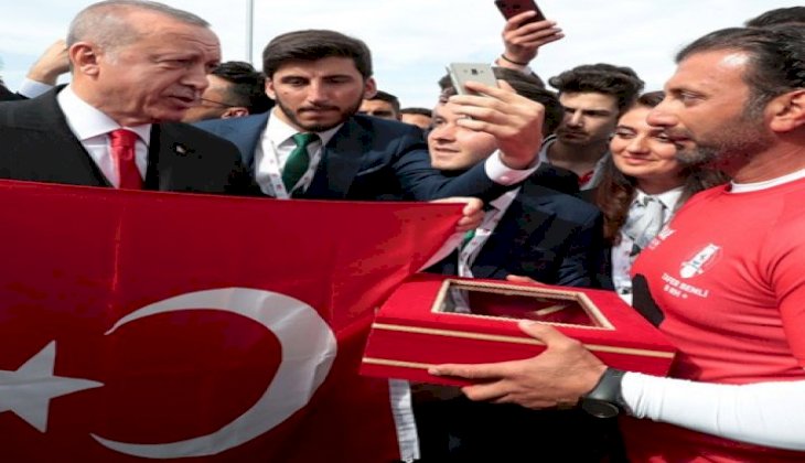19 gün kürek çeken ekip Türk Bayrağını Cumhurbaşkanı Erdoğan’a ulaştırdı