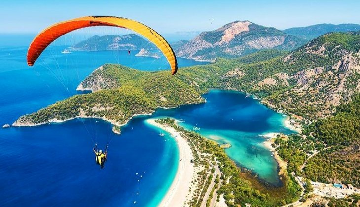 Fethiye'de denize çakılan Alman paraşütçü öldü