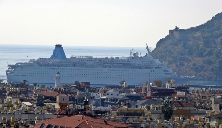 1401 yolcunun bulunduğu lüks kruvaziyer Alanya’ya demir attı