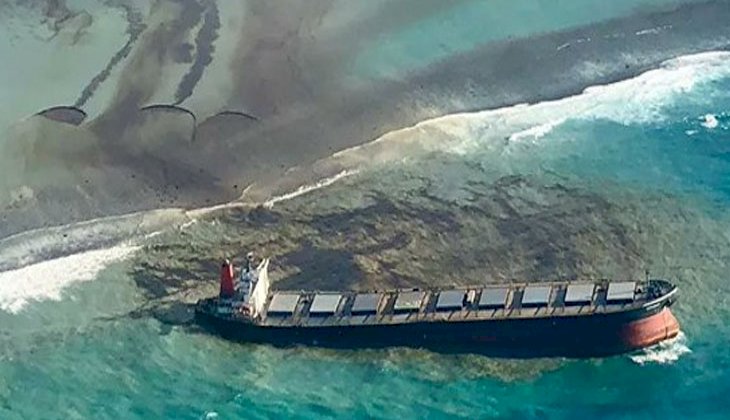 Morityus'ta karaya oturan yük gemisinden 1000 ton petrol sızdı