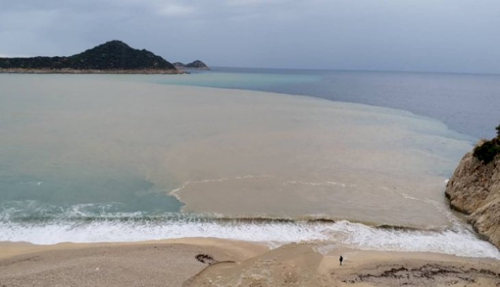 Antalya'da denizin rengi kahverengiye döndü