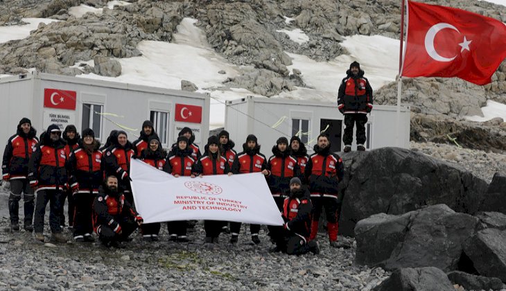 Türk Bilim Heyeti Antartika'da bayrağımızı göndere çekti