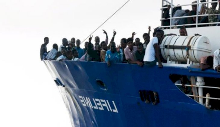 Göçmenleri taşıyan geminin personeline "tutuklama" tehdidi