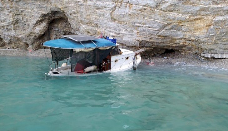 Su alan balıkçı teknesindeki kişileri Sahil Güvenlik kurtardı